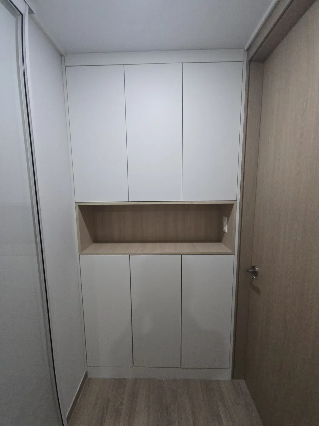 신발장 중간 오픈장 리폼 간접조명이 켜진 하부 오픈장 마감 사례